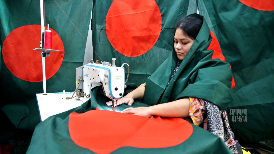 কাটিং এর পর আসে সেলাইয়ের কাজ। নিপুণ হাতে, সবুজের ওপর লাল কাপড় মাপমতো বসিয়ে তৈরি করা হয় পতাকা। ছবি “ হারুন-অর-রশীদ