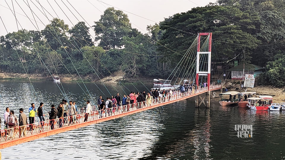 পর্যটকদের পদচারণায় মুখর রাঙ্গামাটির ঝুলন্ত সেতু। ছবি : সকাল সন্ধ্যা