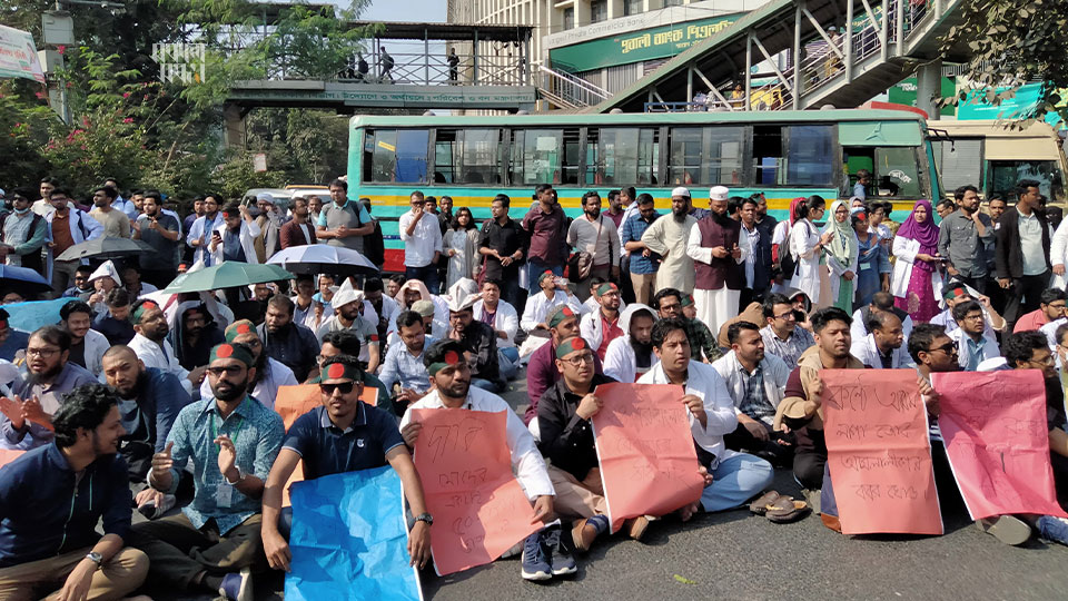 অন্যদিকে ভাতা বাড়ানো দাবিতে দুপুরের আগে থেকে শাহবাগ মোড় অবরোধ করে পোস্ট গ্র্যাজুয়েট ট্রেইনি চিকিৎসকরা। ছবি : হারুন-অর-রশীদ