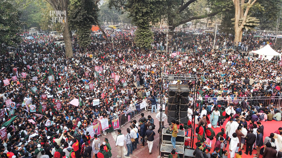 দুদিনের নাটকীয়তার পর সোমবার গভীর রাতে ‘জুলাই বিপ্লবের ঘোষণাপত্র’ ঘোষণা থেকে সরে এসে মঙ্গলবার কেন্দ্রীয় শহীদ মিনারে ‘মার্চ ফর ইউনিটি’ সমাবেশের ডাক দেয় বৈষম্যবিরোধী ছাত্র আন্দোলন।