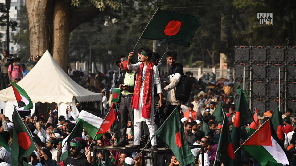 ‘মার্চ ফর ইউনিটি’ কর্মসূচিতে যোগ দিতে এদিন ভোর থেকে দেশের বিভিন্ন জায়গা থেকে ছাত্র-জনতা কেন্দ্রীয় শহীদ মিনারে জড়ো হতে থাকে। তাদের হাতে দেখা যায় প্ল্যাকার্ড-ফেস্টুন। ছবি : হারুন-অর-রশীদ