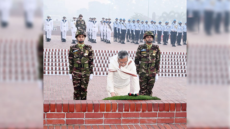 ১৬ ডিসেম্বর ভোরে সাভার স্মৃতিসৌধে রাষ্ট্রপতি মো. সাহাবুদ্দিনের ফুল দেওয়ার মধ্য দিয়ে বিজয় দিবস পালনের আনুষ্ঠানিকতা শুরু হয়। ছবি : সকাল সন্ধ্যা