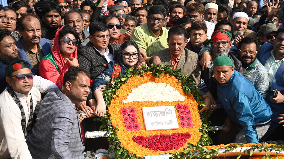 ফুল নিবেদন করে জাতীয় পার্টি। ছবি : সকাল সন্ধ্যা