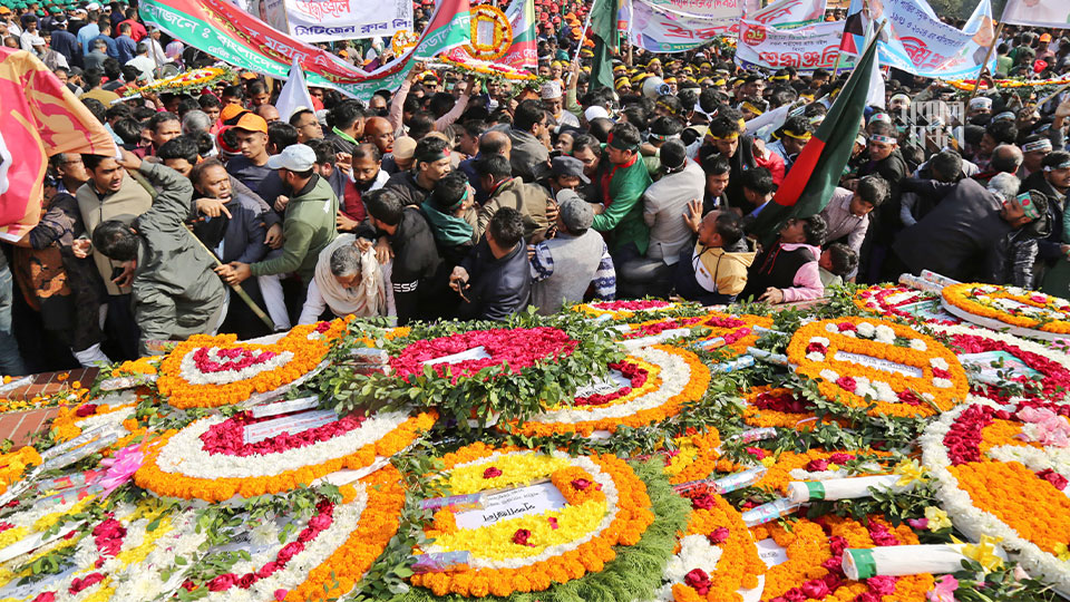 এরপর একে একে ফুল দিয়ে শ্রদ্ধা জানায় বিভিন্ন রাজনৈতিক দল, সামাজিক সংগঠন, শিক্ষা প্রতিষ্ঠান থেকে শুরু করে অগুনতি মানুষ।