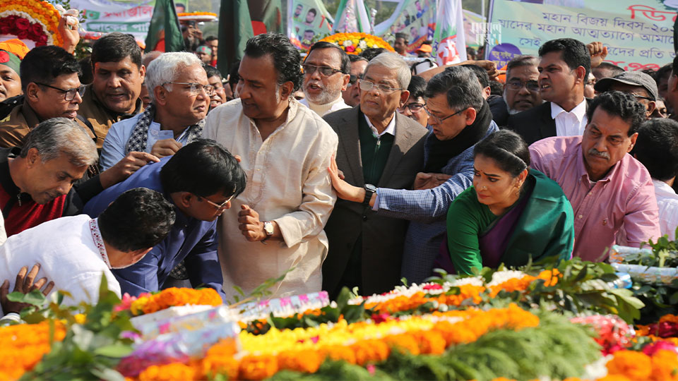 বিজয় দিবসে সাভার স্মৃতিসৌধে ফুল দিয়ে শহীদদের প্রতি শ্রদ্ধা জানায় বিএনপি। ছবি : সকাল সন্ধ্যা