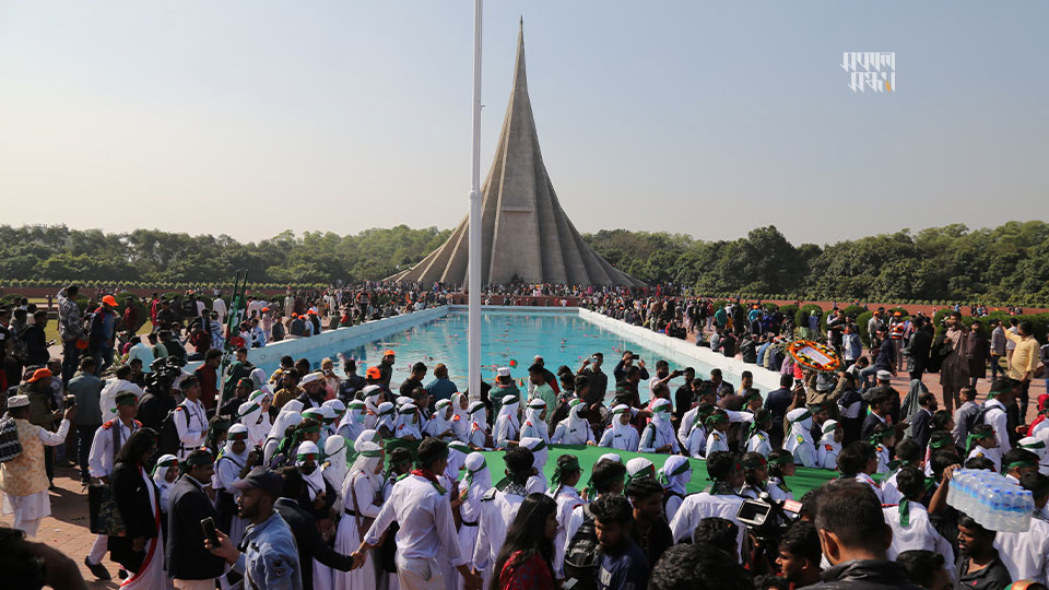 রাষ্ট্রপতি, প্রধান উপদেষ্টা এবং যুদ্ধাহত মুক্তিযোদ্ধা ও বিদেশি মিশন প্রধানদের ফুল দেওয়ার পর স্মৃতিসৌধ উন্মুক্ত করে দেওয়া হয়। ছবি : সকাল সন্ধ্যা