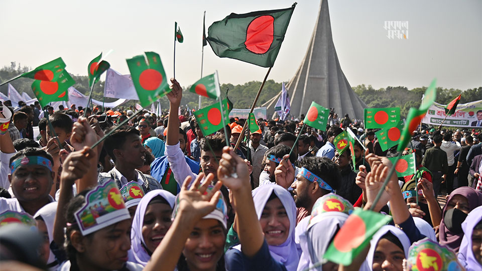 মাথায় বা হাতে ছোট পতাকা নিয়ে বিভিন্ন স্কুলের শিক্ষার্থীরাও আসে শহীদদের প্রতি শ্রদ্ধা জানাতে। ছবি : সকাল সন্ধ্যা