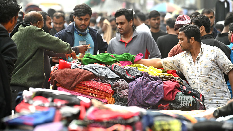 সোয়েটার ভারী যতই হোক, তীব্র শীত সামলাতে কারও কারও চাদর ছাড়া চলেই না। ছবি : হারুন-অর-রশীদ 