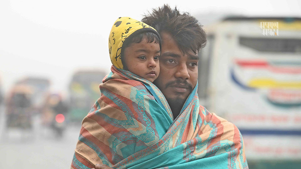 শীতে সবচেয়ে বেশি ঝুঁকিতে থাকে শিশু ও বয়স্করা। তাই শিশুটিকে পুরো শীতপোশাকে ঢেকে বেরিয়েছেন তিনি। ছবি : হারুন-অর-রশীদ