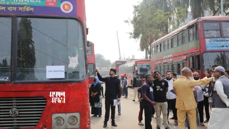 ট্রেনের টিকেট কাটা যাত্রীদের বাসে করে গন্তব্যে পাঠাচ্ছে রেল বিভাগ। ছবি : সকাল সন্ধ্যা