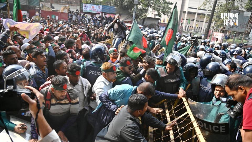 পুলিশের ব্যারিকেড ঠেলে শাহবাগে অবস্থান নেয় চাকরিচ্যুত বিডিআর সদস্যরা। ছবি : হারুন অর রশীদ