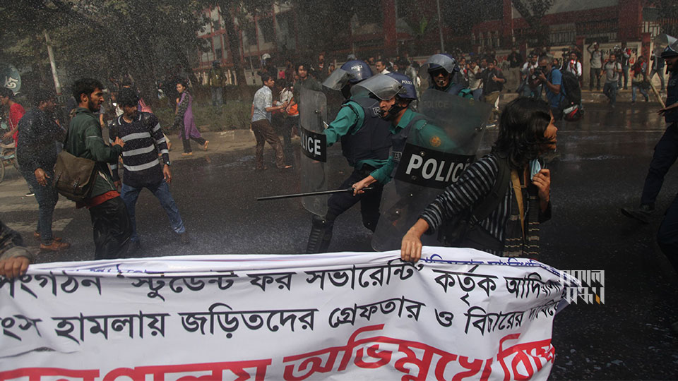 ঢাকার সেগুনবাগিচায় শিক্ষাভবনের সামনে সংক্ষুব্ধ ছাত্র-জনতার মিছিল ছত্রভঙ্গ করে দেয় পুলিশ। ছবি : সকাল সন্ধ্যা