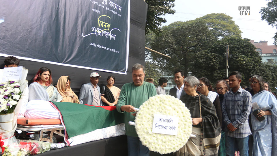 শ্রদ্ধা নিবেদন করেন নিজেরা করি সংগঠনের সদস্যরা। ছবি : হারুন-অর-রশীদ