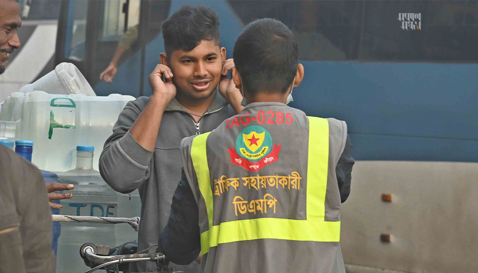 মূল সড়কে উঠে ভুল করায় ক্ষমাও চান অনেক রিকশাচালক। ছবি : হারুন-অর-রশীদ