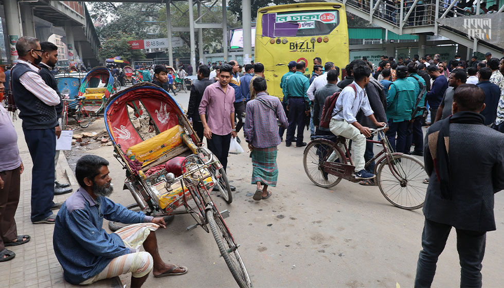 ব্যাটারিচালিত রিকশা কিছু ক্ষেত্রে কর্মসংস্থানের সুযোগ সৃষ্টি করলেও তা অনেক সমস্যা সৃষ্টি করছে বলে জানায় ডিএমপি। সড়কে এ সমস্যা সমাধান করতে বলা হয় পুলিশকে। ছবি : হারুন-অর-রশীদ