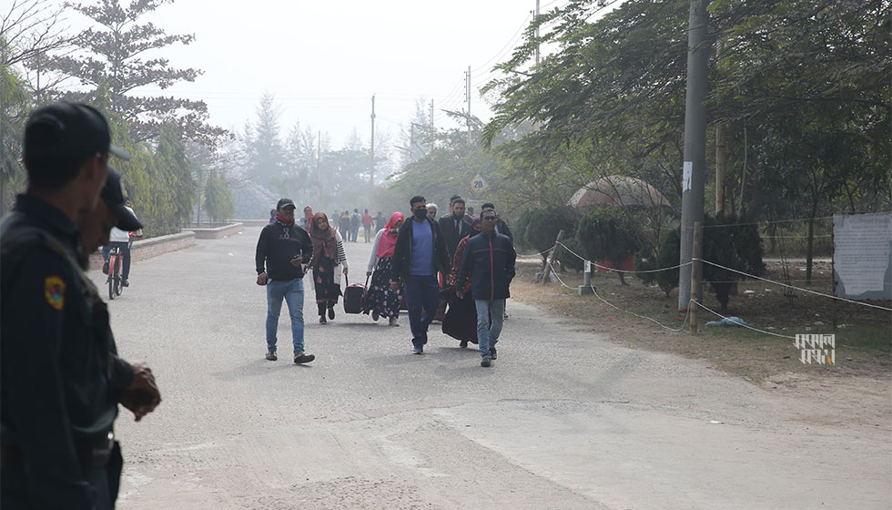 ২০০৯ সালের ২৫ ফেব্রুয়ারি তৎকালীন সীমান্তরক্ষী বাহিনী বিডিআরের সদর দপ্তর ঢাকার পিলখানায় বিদ্রোহ হয়। বিডিআরের কয়েক শ সদস্য তখন পিলখানায় নৃশংস হত্যাকাণ্ড চালান। প্রায় দুই দিনব্যাপী বিদ্রোহ শেষে ৭৪ জনের মরদেহ উদ্ধার করা হয়। ছবি : হারুন-অর-রশীদ