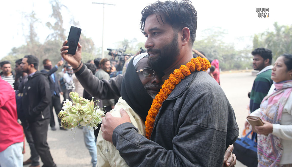 পিলখানা হত্যাকাণ্ডের ঘটনায় প্রায় ১৬ বছর পর বিস্ফোরক দ্রব্য নিয়ন্ত্রণ আইনের মামলায় জামিনে পেয়ে মুক্তি পেলেন বিডিআরের সাবেক ৪১ সদস্য। ছবি : হারুন-অর-রশীদ