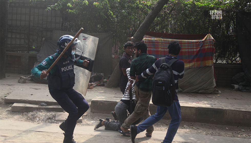 বিক্ষোভকারীরা বেলা সাড়ে ১১টার দিকে রাজু ভাস্কর্যের সামনে একত্রিত হয়। পরে সেখান থেকে দোয়েল চত্বর হয়ে যাওয়ার সময় শিক্ষা ভবনের সামনে পুলিশ তাদের আটকে দেয়। ছবি : হারুন-অর-রশীদ