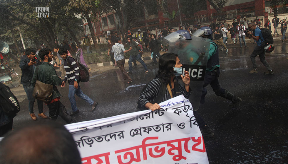 ‘সংক্ষুব্ধ আদিবাসী ছাত্র জনতার’ ওপর হামলার প্রতিবাদে ‘সংক্ষুব্ধ ছাত্র-জনতার’ ব্যানারে একদল বিক্ষোভকারী বৃহস্পতিবার সচিবালয়ের দিকে যাওয়ার চেষ্টা করলে তাদের ছত্রভঙ্গ করে দেয় পুলিশ। ছবি : হারুন-অর-রশীদ