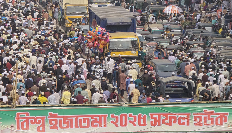 টঙ্গীর তুরাগ নদের তীরে বৃহস্পতিবার সন্ধ্যায় আমবয়ানের মধ্য দিয়ে শুরু হয় তাবলিগের শুরায়ে নেজাম বা মাওলানা জোবায়ের অনুসারীদের প্রথম ধাপের ইজতেমা। ছবি : হারুন-অর-রশীদ