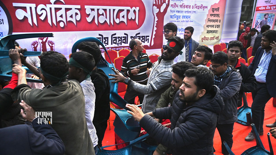 এসময় একে অন্যকে চেয়ার ছুড়ে আঘাত করেন দুই পক্ষের মানুষ। ছবি : সকাল সন্ধ্যা