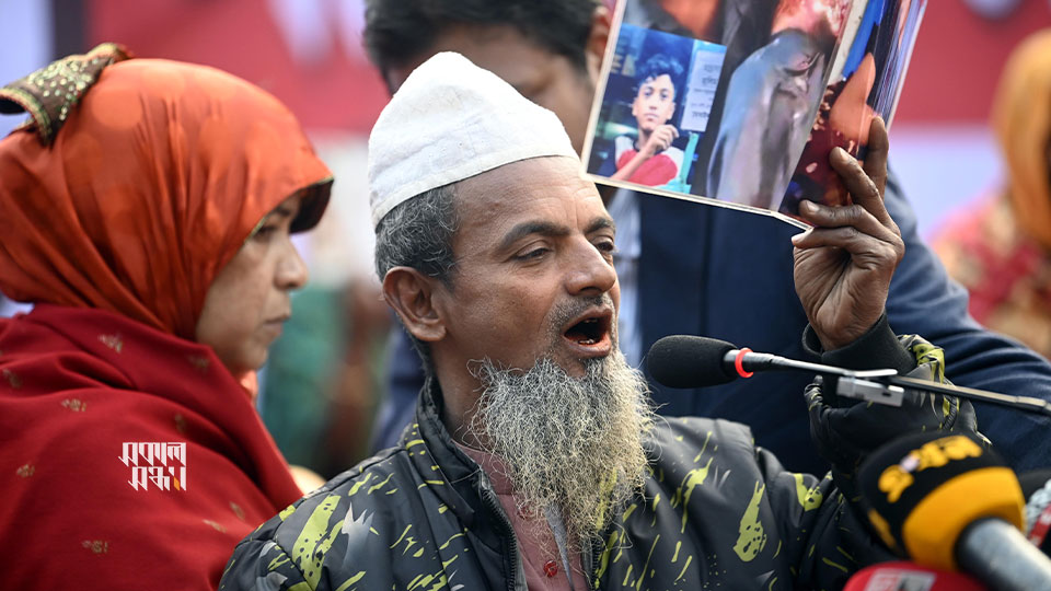 সমাবেশে কথা বলেন ছাত্র-জনতার অভ্যুত্থানে নিহতদের পরিবারের সদস্যরা। ছবি : হারুন-অর-রশীদ