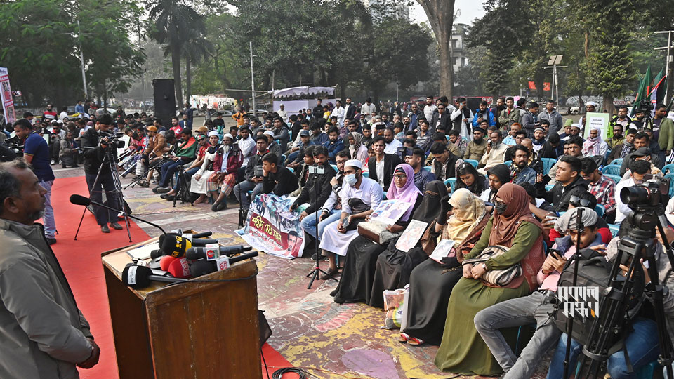 ফ্যাসিবাদ বিলোপ ও নতুন সংবিধানের দাবিতে শহীদ মিনারে নাগরিক সমাবেশের আয়োজ করেছিল জাতীয় বিপ্লবী পরিষদ। এতে উপস্থিত ছিলেন ছাত্র-জনতার অভ্যুত্থানে আহত ও নিহতদের পরিবারের সদস্যরা। ছবি : হারুন-অর-রশীদ