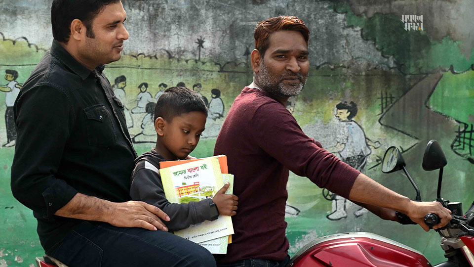 বই পাওয়া শেষ। এবার ঘরে ফেরার পালা। নারায়ণগঞ্জের আলী আকবর স্কুল থেকে তোলা ছবি : হারুন-অর-রশীদ