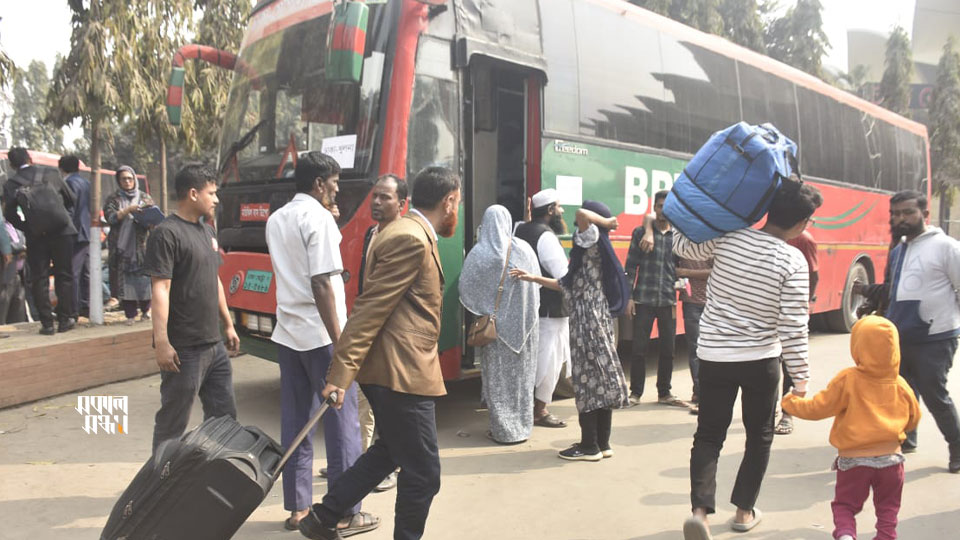 রেল ধর্মঘটের কারণে বিপাকে পড়া যাত্রীদের পরিবহনে পথে নেমেছে বিআরটিসির বাস। ছবি : সকাল সন্ধ্যা