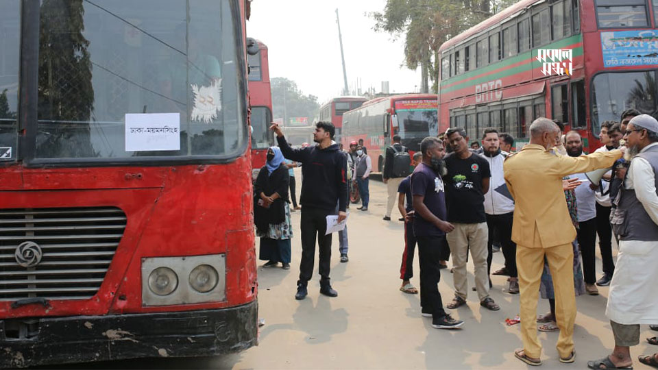 ময়মনসিংহগামী যাত্রীদের জন্য বিশেষ ডাবল ডেকার বাস। ছবি : সকাল সন্ধ্যা