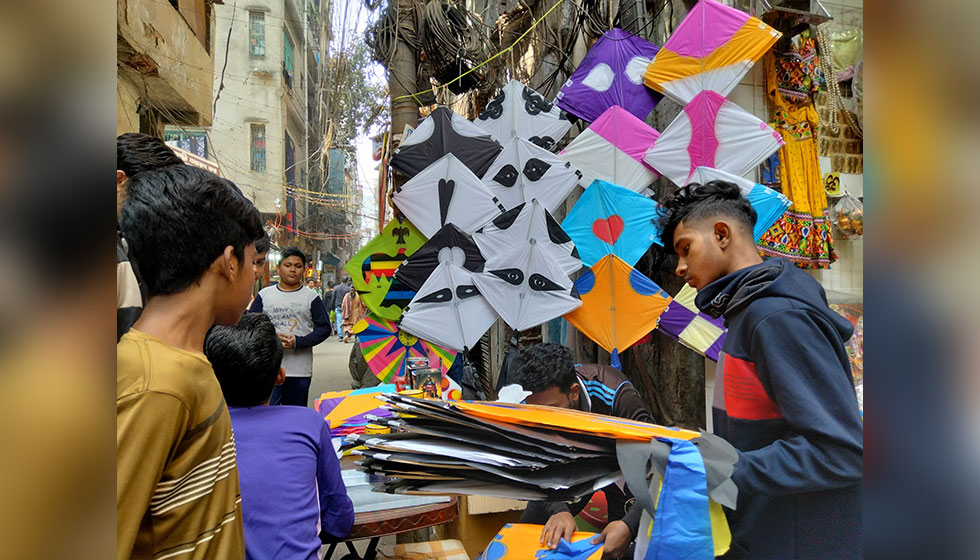 পৌষ সংক্রান্তির দিনে ঢাকার অন্য অঞ্চল থেকেও হাজার হাজার মানুষ ভিড় জমান ঐতিহ্যবাহী সাকরাইন উৎসব দেখতে। ছবি : হারুন-অর-রশীদ