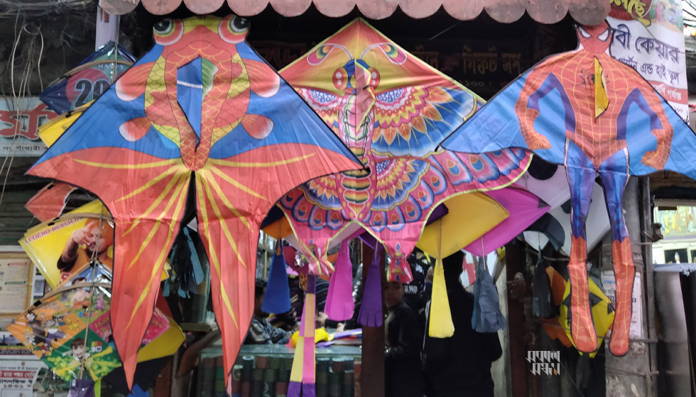 শুধু বাহারি রং নয়, এসব ঘুড়ির ডিজাইনও বাহারি। শিশুদের জন্য রয়েছে কমিক চরিত্রের আদলে বানানো ঘুড়ি। ছবি : হারুন-অর-রশীদ