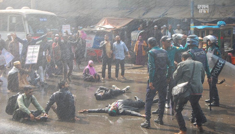 এরপর শাহবাগ ও ঢাকা বিশ্ববিদ্যালয়ের বিভিন্ন এলাকায় ছড়িয়ে–ছিটিয়ে পড়েন আন্দোলনকারীরা। ছবি : হারুন-অর-রশীদ