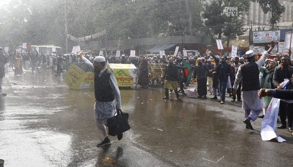 প্রেসক্লাব থেকে ঢাকা বিশ্ববিদ্যালয়ের ভেতর দিয়ে শাহবাগ থানার সামনে পৌঁছালে পুলিশ তাদের ওপর জলকামান নিক্ষেপ করে। ছবি : হারুন-অর-রশীদ