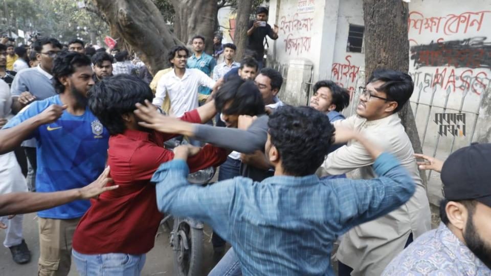 অভ্যুত্থানকারীদের নতুন ছাত্র সংগঠনের আত্মপ্রকাশের অনুষ্ঠানকে কেন্দ্র করে ঢাকা বিশ্ববিদ্যালয়ের মধুর ক্যান্টিনে বুধবার এক দফার মারামারির পর মল চত্বরে দ্বিতীয় দফায় মারামারি বাধে।