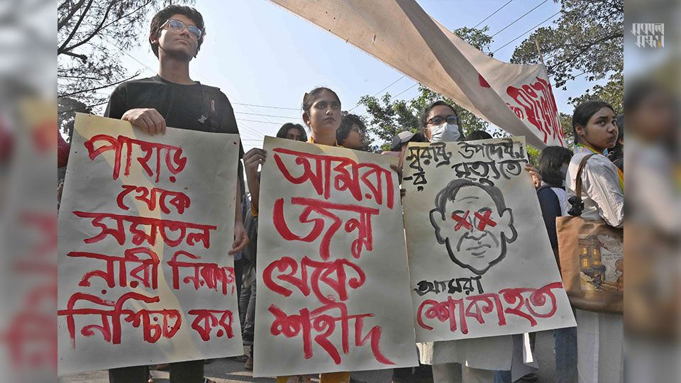 সোমবার দুপুর আড়াইটার দিকে ‘ধর্ষণ ও নিপীড়নের বিরুদ্ধে বাংলাদেশ’ ব্যানারে কেন্দ্রীয় শহীদ মিনার থেকে শিক্ষার্থীদের এই কর্মসূচি শুরু হয়। ছবি : হারুন-অর-রশীদ