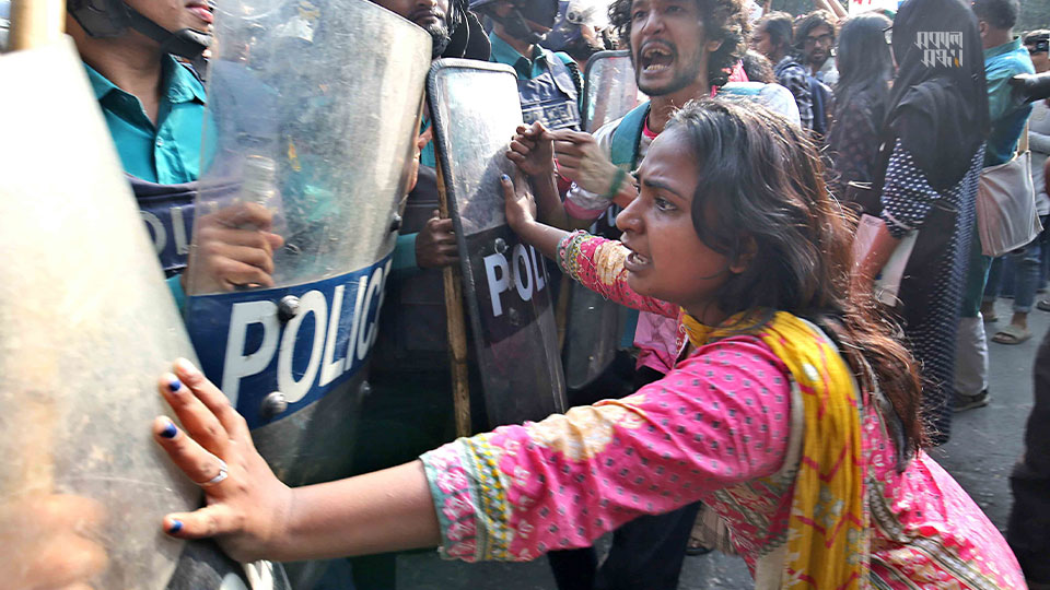 এক পর্যায়ে বিক্ষোভকারীরা পুলিশের প্রতিবন্ধকতা সরিয়ে ফেলেন। তবে বাধার মুখে তারা আর সচিবালয়ের দিকে এগোতে পারেননি। ছবি : হারুন-অর-রশীদ