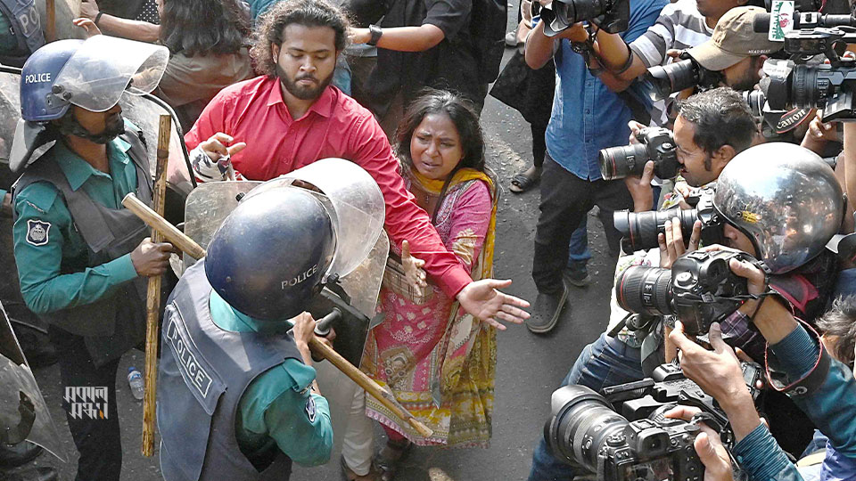 শিক্ষা ভবনের সামমে বাধার মুখে পড়লে  বিক্ষোভকারীদের সঙ্গে আইশৃঙ্খলা রক্ষাকারী বাহিনীর সদস্যদের ধাক্কাধাক্কি হয়। এক পর্যায়ে বিক্ষোভকারীরা পুলিশের প্রতিবন্ধকতা সরিয়ে ফেলেন। ছবি : হারুন-অর-রশীদ