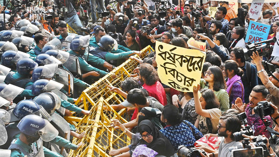 পদযাত্রা শিক্ষাভবনের সামনে পৌঁছালে পড়ে পুলিশের বাধার মুখে। ছবি : হারুন-অর-রশীদ