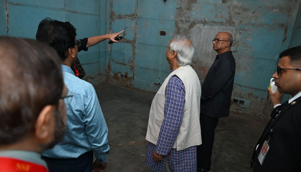 এসময় কেউ বন্দিশালার দেয়াল দেখান, আবার কেউ দেখান ইলেকট্রিক চেয়ার। ছবি : প্রধান উপদেষ্টার প্রেস উইং