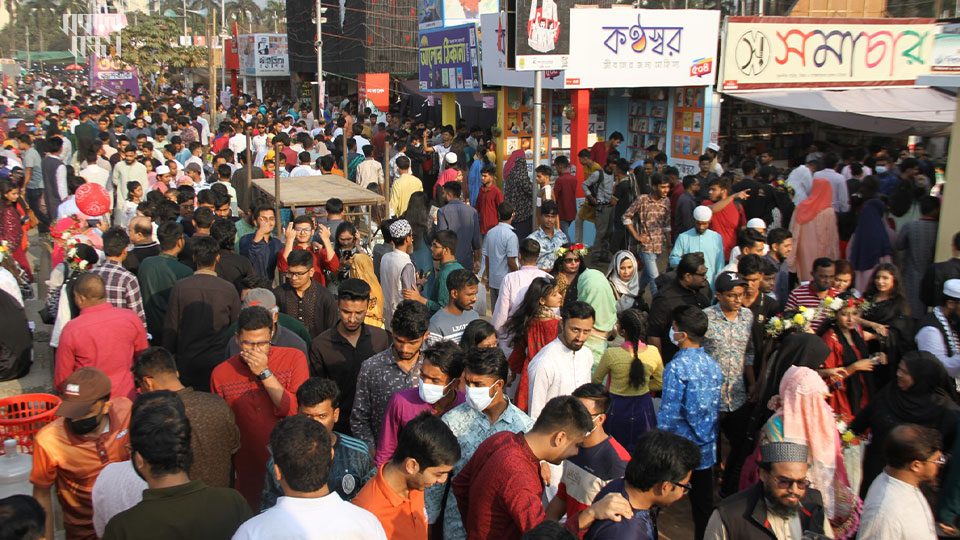 শেষের আগের দিনে তাই মেলায় বেশ ভিড় দেখা যায় বই অনুরাগীদের। ছবি : হারুন-অর-রশীদ