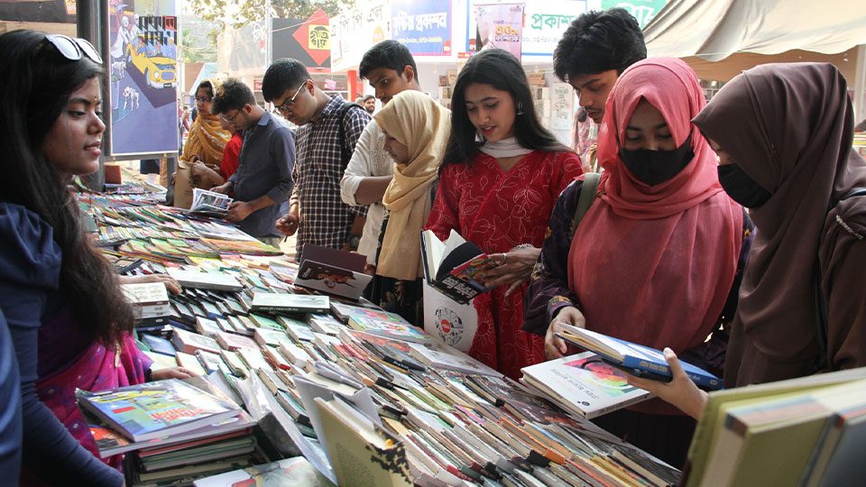 শেষদিনে সাপ্তাহিক ছুটির দিন হওয়ার বইমেলা শুরু হবে বেলা ১১টায় এবং শেষ হবে রাত ৯টায়। ছবি : হারুন-অর-রশীদ