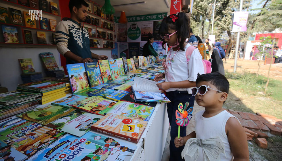 বাংলা একাডেমির উল্টোদিকের গেইট দিয়ে সোহরাওয়ার্দী উদ্যানে প্রবেশ করলেই হাতের ডান দিকে চোখে পড়বে শিশুচত্বর লেখা গেইট। ছবি : হারুন-অর-রশীদ