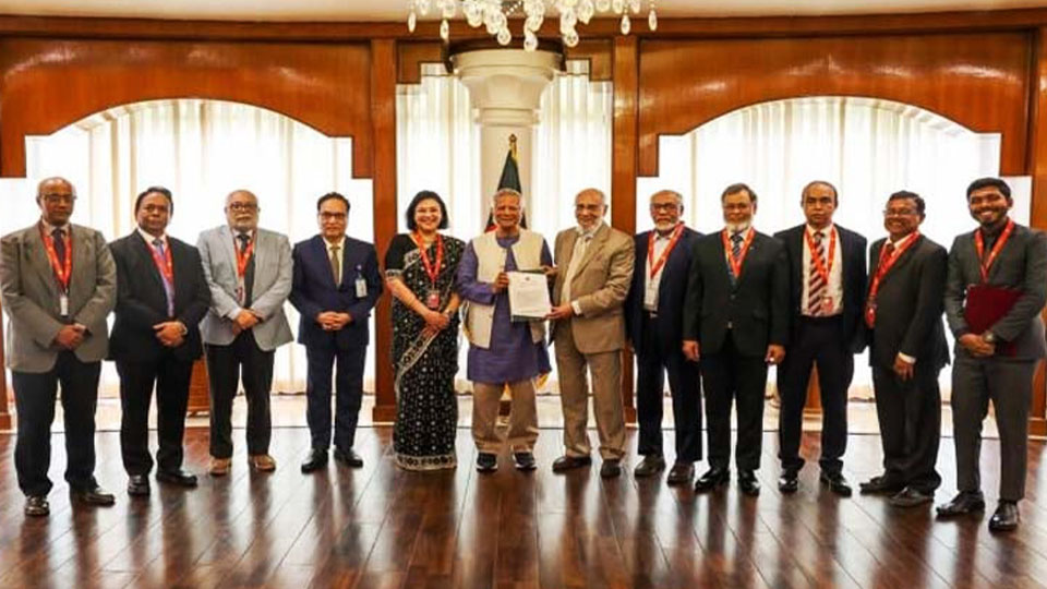 প্রধান উপদেষ্টার সঙ্গে দুই সংস্কার কমিশনের সদস্যরা। ছবি : বাসস