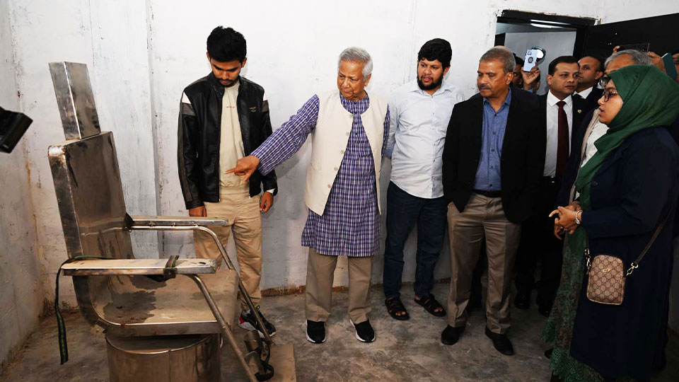 আয়নাঘর ঘুরে দেখছেন প্রধান উপদেষ্টা ড. মুহাম্মদ ইউনূস। ছবি : পিআইডি