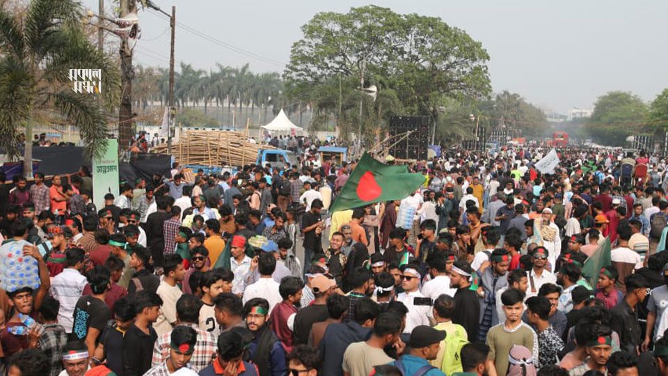 মানিক মিয়া এভিনিউতে দেশের বিভিন্ন স্থান থেকে পতাকাসহ বিভিন্ন ব্যানার নিয়ে আসছেন বিভিন্ন দল ও সংগঠনের সদস্যরা। ছবি “ হারুন অর রশীদ