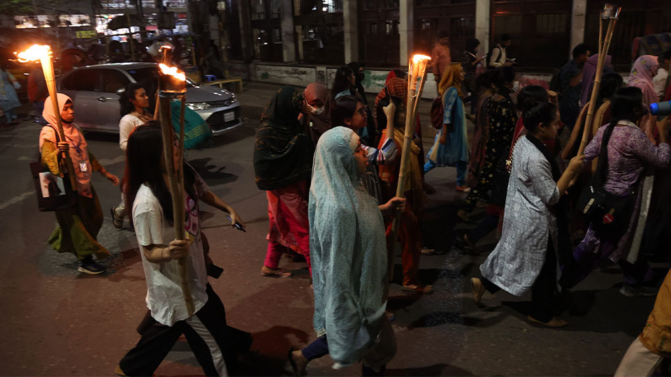 দেশের বিভিন্ন স্থানে ধর্ষণ, শ্লীলতাহানি ও নারী নির্যাতনের প্রতিবাদে মশাল মিছিল করেন ইডেন কলেজের ছাত্রীরা। ছবি : সকাল সন্ধ্যা