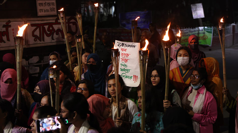 এ সময় ধর্ষকদের দৃষ্টান্তমূলক শাস্তি নিশ্চিতের দাবি জানান তারা। ছবি : সকাল সন্ধ্যা