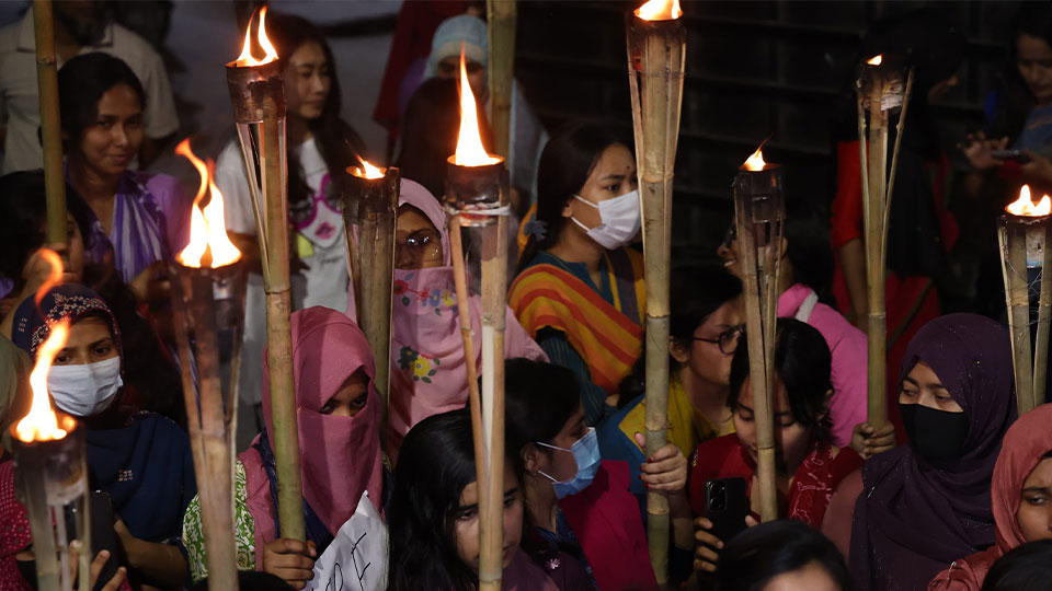 এর আগে, সকালে বিক্ষোভ মিছিল করে কলেজের প্রধান ফটকে জড়ো হন শিক্ষার্থীরা। ছবি : সকাল সন্ধ্যা