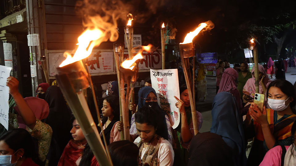 বিক্ষোভ সমাবেশে শিক্ষার্থীরা বর্তমান আইনশৃঙ্খলা পরিস্থিতি নিয়ে উদ্বেগ জানান। ছবি : সকাল সন্ধ্যা